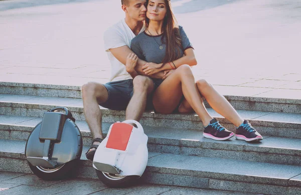 Joven Pareja Caucásica Montando Segways Parque —  Fotos de Stock