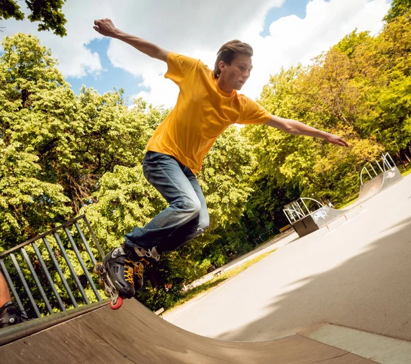 Genç silindir skatepark hileler yapıyor