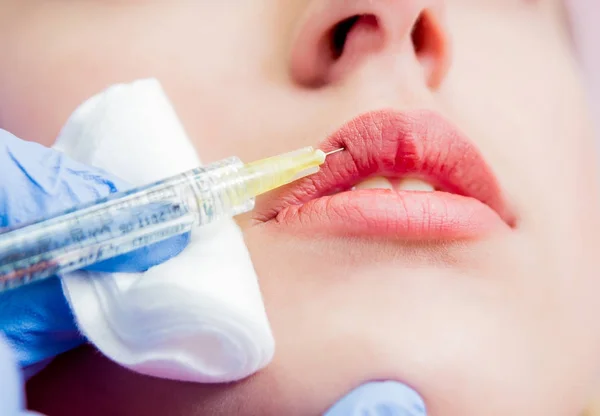 Schoonheidsspecialiste Patiënt Kliniek Voor Esthetische Geneeskunde Injectie — Stockfoto