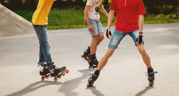 Jóvenes Rodillos Practicando Trucos Skatepark — Foto de Stock