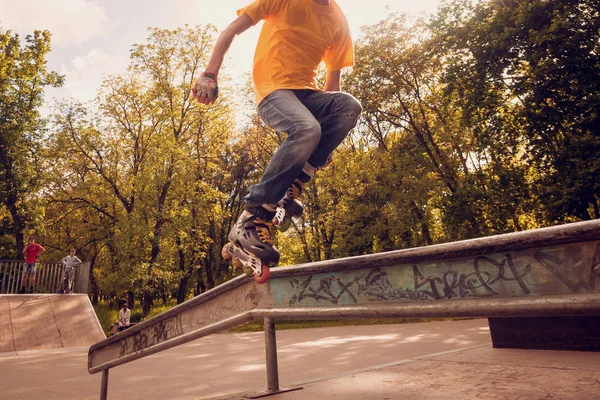 Młody Roller Robienie Trików Skateparku — Zdjęcie stockowe