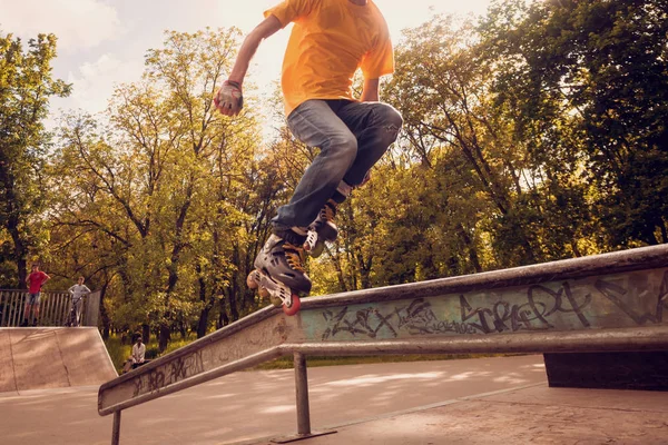 Genç silindir skatepark hileler yapıyor