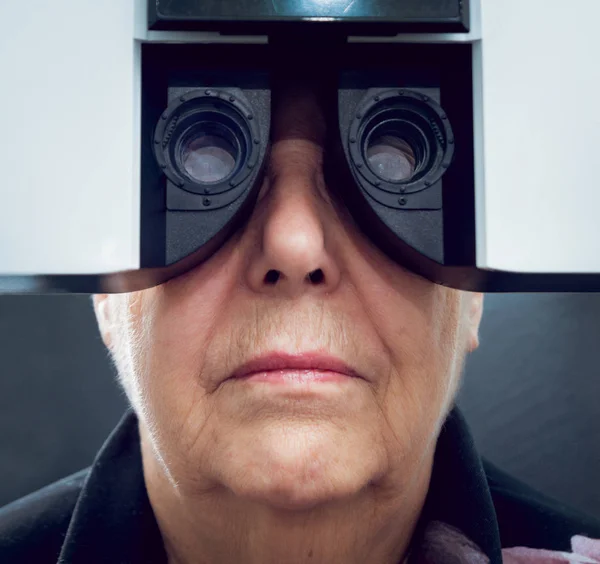 Starší Žena Kontrolu Její Vize Oftalmologem Lékařské Vybavení Coreometry — Stock fotografie