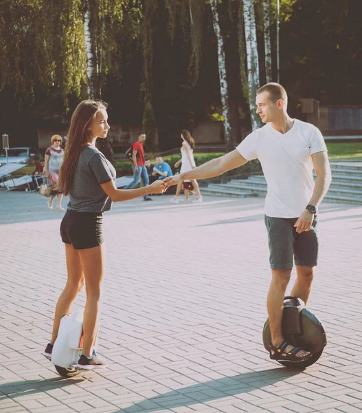 Junges Kaukasisches Paar Fährt Segways Durch Die Stadt — Stockfoto