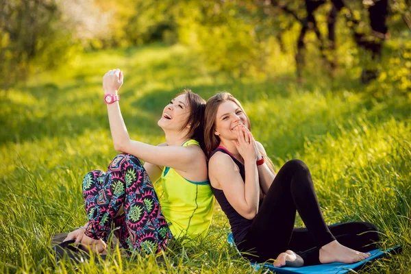 Dos Chicas Jóvenes Practicando Yoga Parque Divirtiéndose —  Fotos de Stock