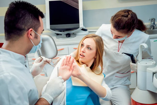 Beyaz Olan Kadın Doktorlar Diş Ofisinde Tıbbi Donatımı — Stok fotoğraf