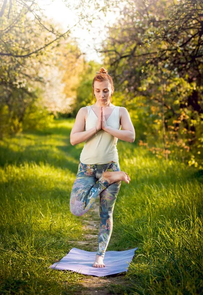 Chica Joven Practicando Yoga Parque —  Fotos de Stock