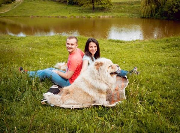 Young Couple Dog Chow Chow Walking Park Having Good Time — Stock Photo, Image