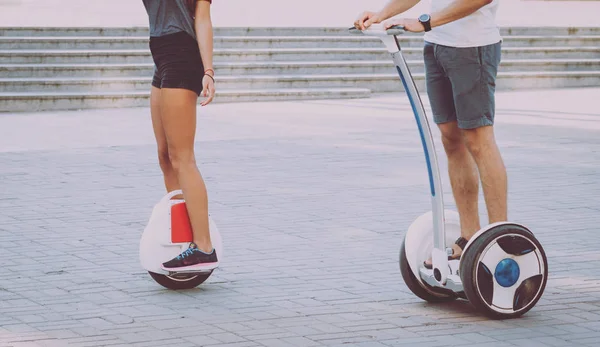 Jovem Casal Caucasiano Montando Segways Parque — Fotografia de Stock