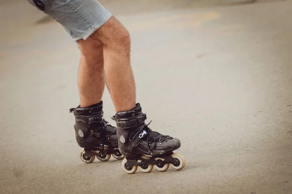 Het Beoefenen Van Jonge Roller Trucs Skatepark — Stockfoto