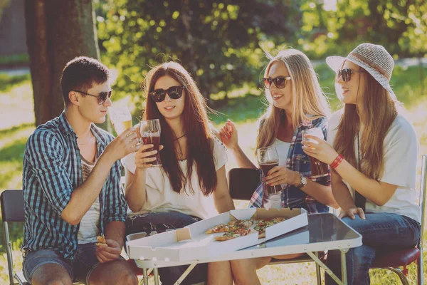 Glada Kaukasiska Vänner Picknick Parken Ler Och Talar — Stockfoto