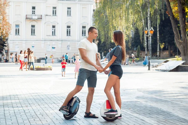 Jovem Casal Caucasiano Montando Segways Através Cidade — Fotografia de Stock