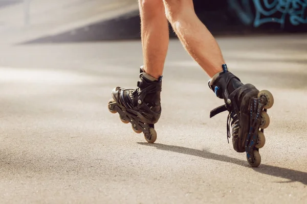 Junge Rollschuhfahrer Üben Tricks Skatepark — Stockfoto