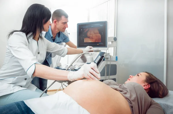 Женщина Врач Молодая Беременная Женщина Пациент Мужем Узи Диагностика Сонография — стоковое фото