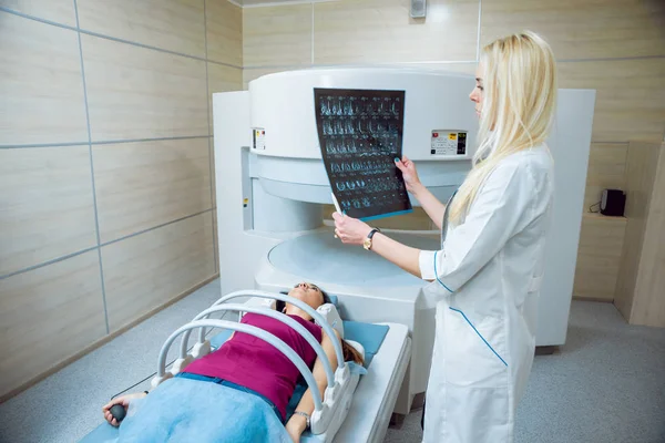 Médico Caucásico Femenino Paciente Medio Oriente Sala Resonancia Magnética Hospital — Foto de Stock