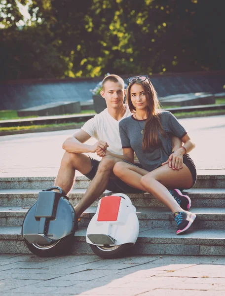 Junges Kaukasisches Paar Reitet Segways Park — Stockfoto