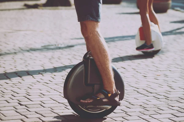 Jeune Couple Caucasien Équitation Segways Dans Parc — Photo