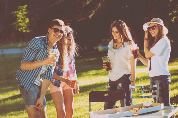 Fröhliche Kaukasische Freunde Beim Picknick Park Lächeln Und Reden — Stockfoto