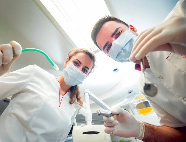 Los Dos Dentistas Del Consultorio Dental Tratamiento — Foto de Stock