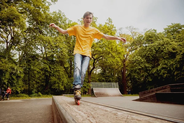 Genç silindir skatepark hileler yapıyor
