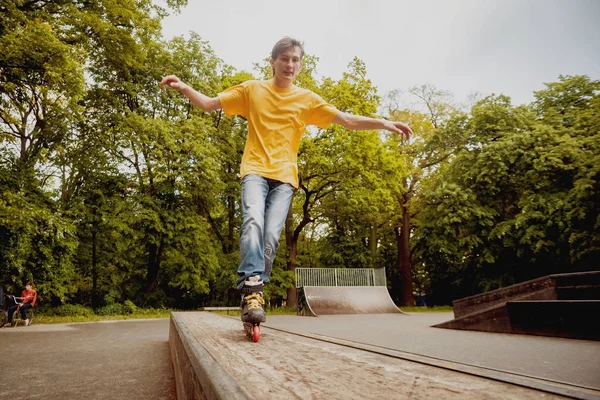 Молодой Роллер Делает Трюки Скейтпарке — стоковое фото