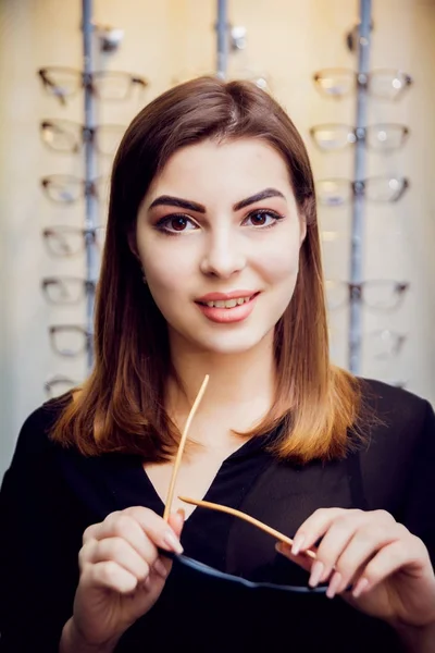 Giovane Ragazza Con Gli Occhiali Negozio Ottico — Foto Stock