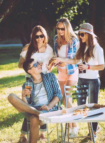 ピザを食べて公園でのピクニックの陽気な友人 — ストック写真