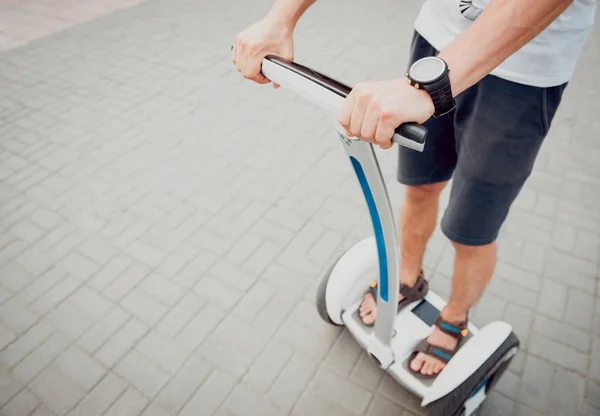 Joven Hombre Caucásico Cabalgando Segway Parque Ciudad —  Fotos de Stock