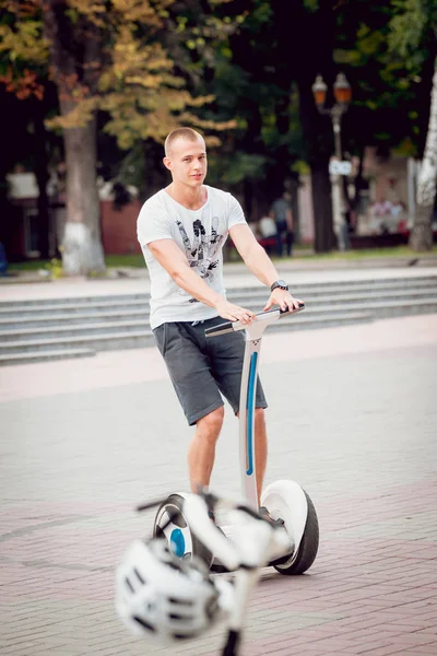 Jovem Caucasiano Homem Montando Segway Parque Cidade — Fotografia de Stock