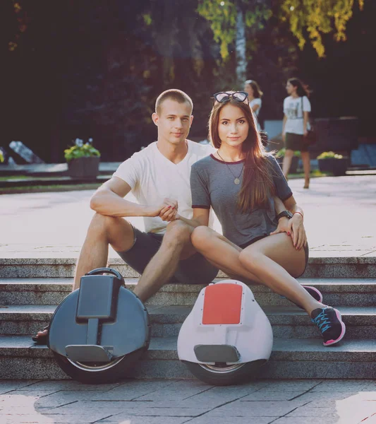 Junges Kaukasisches Paar Reitet Segways Park — Stockfoto