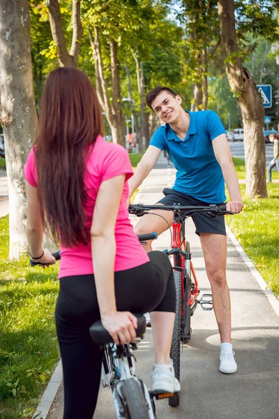 Jovem Casal Caucasiano Ciclismo Pista Bicicleta Verde Dia Ensolarado — Fotografia de Stock