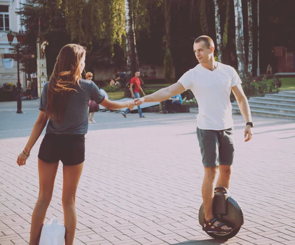 Unga Kaukasiska Par Ridning Segways Park — Stockfoto