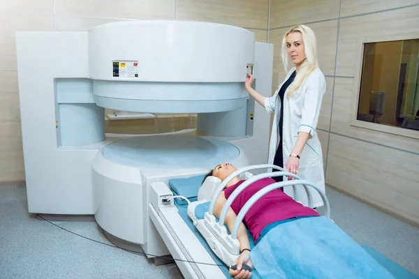 Női Kaukázusi Orvos Femele Közel Keleti Beteg Kórházban Mri Helyiségben — Stock Fotó