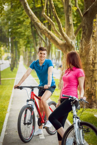 Jovem Casal Caucasiano Ciclismo Pista Bicicleta Verde Dia Ensolarado — Fotografia de Stock