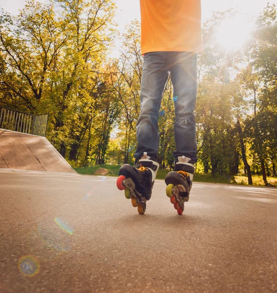 Het Beoefenen Van Jonge Roller Trucs Skatepark — Stockfoto