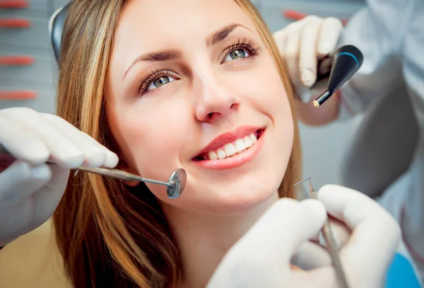 Young Glimlachte Vrouw Tandheelkundige Kantoor Medische Apparatuur — Stockfoto