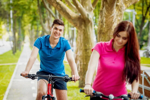 Young Caucasian Couple Cycling Green Bicycle Lane Sunny Day — Stock Photo, Image