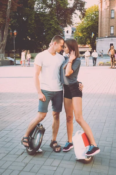 Unga Kaukasiska Par Ridning Segways Park — Stockfoto