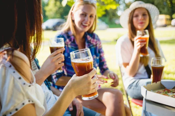 Amici Caucasici Allegri Picnic Nel Parco Sorridere Parlare — Foto Stock