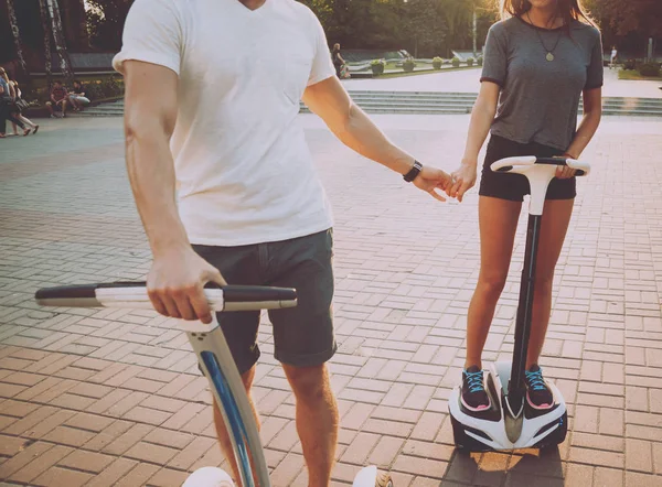 Jovem Casal Caucasiano Montando Segways Através Cidade — Fotografia de Stock