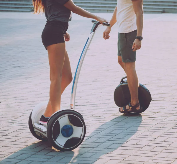 Joven Pareja Caucásica Montando Segways Parque —  Fotos de Stock