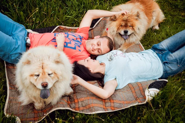 Unga Par Med Deras Hundar Chow Chow Promenader Parken Och — Stockfoto