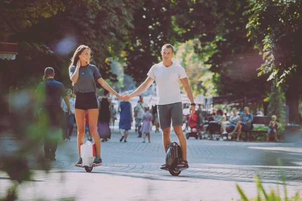 Jovem Casal Caucasiano Montando Segways Parque — Fotografia de Stock