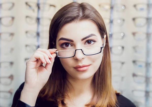 Giovane Ragazza Con Gli Occhiali Negozio Ottico — Foto Stock