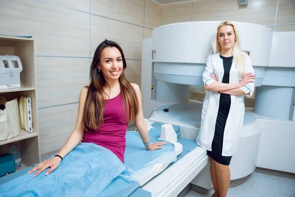 Médico Caucásico Femenino Paciente Medio Oriente Sala Resonancia Magnética Hospital — Foto de Stock