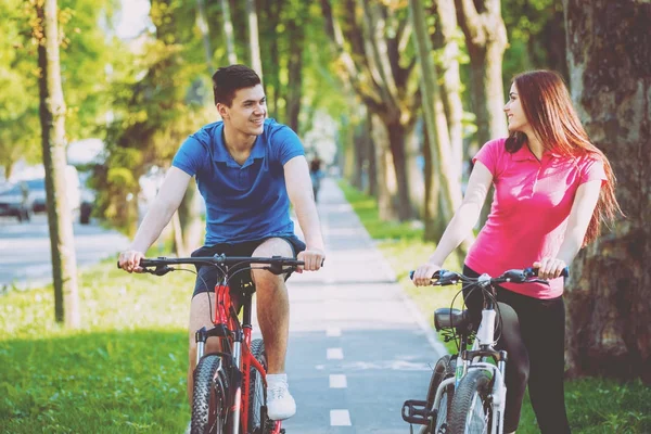 Joven Pareja Caucásica Ciclismo Carril Bici Verde Día Soleado —  Fotos de Stock