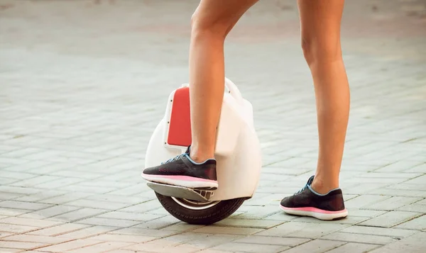 Junge Kaukasische Mädchen Fahren Segway Park — Stockfoto