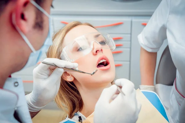 Jonge Vrouw Bij Tandarts Medische Apparatuur — Stockfoto