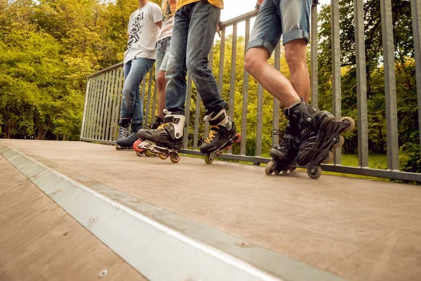 Jeunes Rouleaux Pratiquant Des Tours Dans Skatepark — Photo