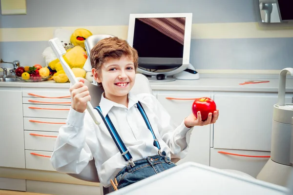Маленький Веселый Кавказский Мальчик Стоматологическом Кабинете — стоковое фото